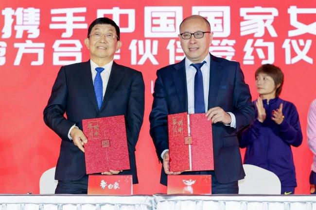 独自月球漂流的沈腾不但放飞自我花样百出，面对各种困难屡战屡败，还和金刚鼠争夺阵地斗智斗勇，超高含腾量让人尽享百分百的快乐